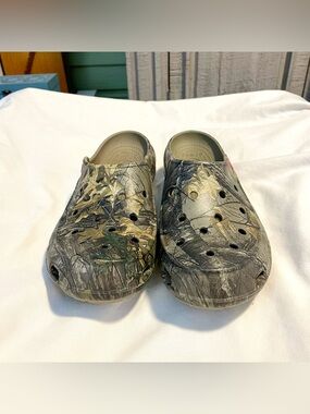 * EUC* CROCS Freesail (Strapless) RealTree Clog/Mule -Women’s Size 9 -Khaki/Camo